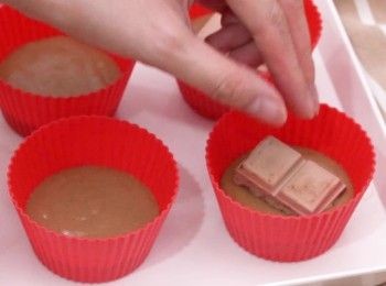 step6: 加入小塊朱古力 
Add a small piece of chocolate.