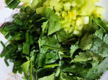 step5: 芫荽／蔥和唐芹切碎備用。