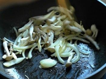 step2: 熱鍋放入洋蔥以及鴻喜菇拌炒出香味。