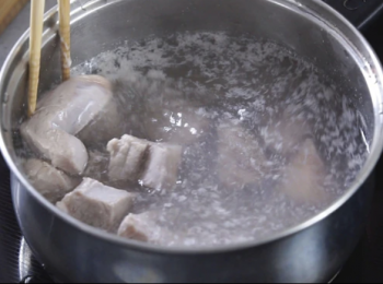 step1: 水滾，排骨汆水，收中火至泡沫浮起，撈起。
Boil water, cook spare ribs for a while. Cook in mid-heat until the dirt out. Pick spareribs out from the pot.