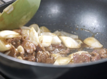 step5: 原鑊燒熱米糠油，加入乾葱炒2分鐘，加入京葱炒至均勻，加入牛肉、醬汁，炒至均勻。
Heat the rice bran oil with the same pan, put in shallot and stir fry for 2 mins, then put in leek, stir fry until mix well, put in beef and the sauce, finally stir fry until mix well.