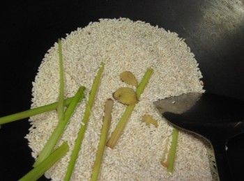 step2: 小火不斷翻炒至糯米香熟，表面呈金黃色後起鍋，冷卻後放入密封罐保存