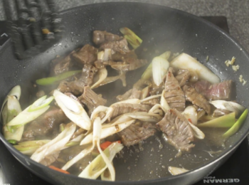 step4: 加京葱、紅尖椒、蠔油、生粉水及糖炒約1分鐘完成。
Add in leek, hot pepper, oyster oil, corn starch water and sugar, stir-fry for about 1 minute.
