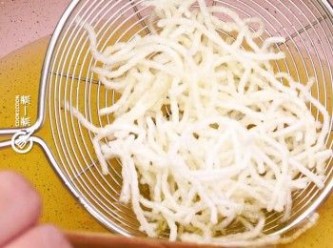 step2: 米粉放熱油內炸至鬆脆，瀝乾油份
Deep fry rice noodle in hot oil. Drain dry.