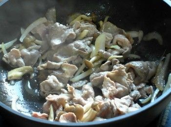 step3: 放入豬肉片拌炒至熟。