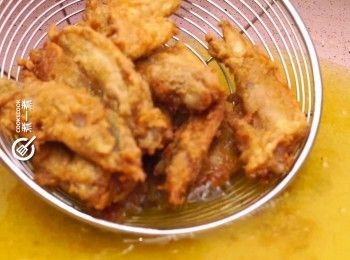 step5: 燒熱油，中火將<a href="https://bit.ly/3zHU5V3" target="_blank" data-keyword="雞翼" class="guide-link"><strong>雞翼</strong></a> <span style="display:inline-block;vertical-align:middle;margin-top:-3px;color:initial;border-radius:3px;padding:2px 3px;font-size:12px;line-height:14px;background:#87d300;color:#fff;">即買</span> 尖炸約3分鐘至金黃熟透
Heat oil. Deep fry chicken wing tips for 3 minutes over medium heat until golden brown and done.