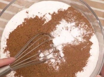 step1: 將糯米粉、可可粉及泡打粉拌勻 
Mixing the glutinous rice flour, chocolate powder and baking powder.