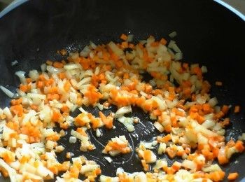 step2: 熱鍋加油放入洋蔥、胡蘿蔔拌炒出香味