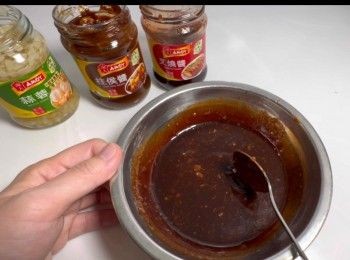 step1: 將叉燒醬、柱侯醬和蒜蓉混和。