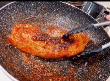 step9: 全程用中至細火，總共煎15-16分鐘
（先蓋鑊蓋煎2分鐘，後開蓋，將叉燒反轉，掃上蜜糖，再蓋鑊蓋煎2分鐘，不停重複以上動作，直至叉燒煎至全熟）