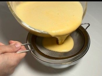 step7: 將<span class="group_2">麵糊</span>過篩一次，質地變得更幼細。蓋上保鮮紙，將<span class="group_2">麵糊</span>進行發酵。如果室溫溫度低，特別是冬天，只有十多度，需發酵約8小時才完成。你亦可以將<span class="group_2">麵糊</span>放入密封的環境（我喜歡將<span class="group_2">麵糊</span>置入不開動的蒸爐，放入一碗熱水）控制於30-36度的環境，發酵大概可以於三小時完成。