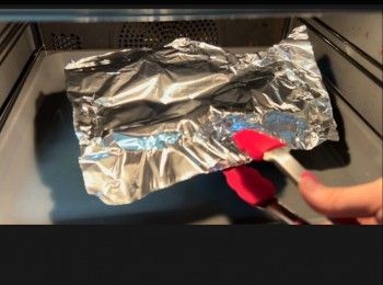 step10: 預熱焗爐195度，放入黃金糕，先用195度下火焗10分鐘，後放入一張錫紙鋪面以防燒焦糕體，並繼續用下火焗多15分鐘。