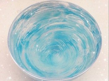 step4: 最後，倒入第2層朱古力溶液，放進雪櫃冷藏約25-35分鐘至凝固，脫模（只需將扑扑蛋糕模反轉，輕敲蛋糕模外圍，即可輕易脫模） 2. 將<span class="group_1">朱古力外殼</span>放在底座上，放進雪櫃冷藏，備用