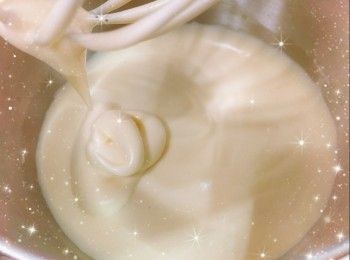 step13: 先將已脫模的<span class="group_4">海綿蛋糕</span>平均切片（厚度約1.2 cm；只需3片便可；蛋糕片厚度必需相約）