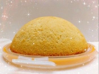 step16: ＊最後，放上面層的蛋糕片，將忌廉夾餡（140 g）塗滿整個蛋糕表面，用抹刀抹平，放進雪櫃冷藏至少2小時