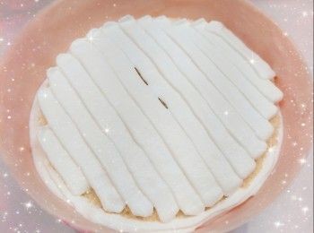 step19: ＊最後，按個人喜好在蛋糕上唧滿大小不一的忌廉唧花作泡泡浴裝飾