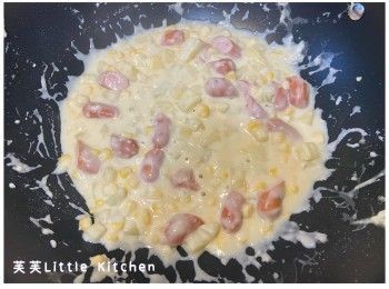 step4: 倒入粟米粒、薯仔粒及芝士腸，與白汁炒勻後煮一會。