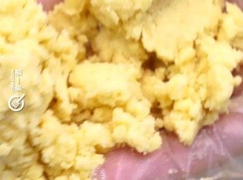 step4: 中筋麵粉中加入冰凍牛油和1湯匙黃糖，用手搓捏混合成沙泥粒狀麵糰
Mix and granule all purpose flour, cool butter and 1 tbsp brown sugar with hands.