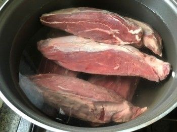 step2: 先把牛展脂肪切去、抹乾。把牛腱放在鍋中並注入室溫水，開火煮沸出水，完成後把牛展洗淨、瀝去水份備用。