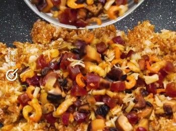 step12: 下炒好的配料炒勻，放上葱粒、蛋絲及花生，完成
Stir well with ingredients. Add chopped spring onion, egg strips and peanuts on top. Done