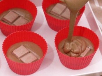 step7: 倒入麵糊至8成滿
 Pour remaining mixture until 80% full.