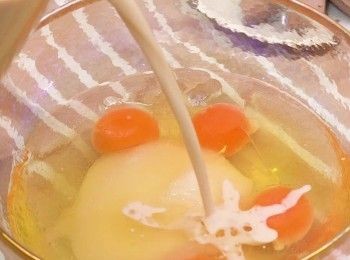 step2: 雞蛋加入糖、粟米油及燕麥奶混合
 Combine the eggs, sugar, corn oil, oat milk and mixing well.