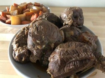 step8: 把牛展取出放涼，切片，配以滷蘿蔔一起食用。