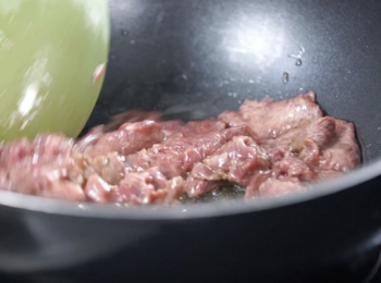 step4: 燒熱米糠油，加入牛肉，炒至半熟，再取出。
Heat the rice bran oil, put in beef and stir fry until half cooked and take out.