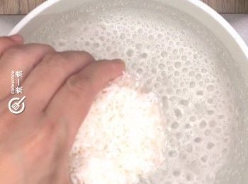 step3: 煲滾水，放入原塊的「冰米」，滾15分鐘或以上，
Bring a pot of water to a boil .  Add freezed rice. Boil for 15 minutes over high heat.