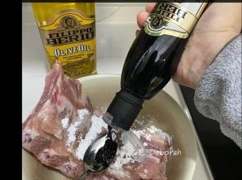 step2: 加入<span class="group_2">調味料</span>至豬仔骨拌勻，醃製60分鐘/過夜更佳。