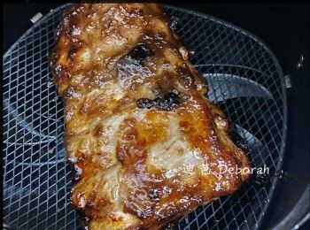 step3: 豬仔骨放進氣炸鍋，用氣炸鍋以攝氏180度焗15分鐘，反轉再以攝氏180度焗10分鐘，最後塗上金黃糖漿，以攝氏200度 焗5分鐘。