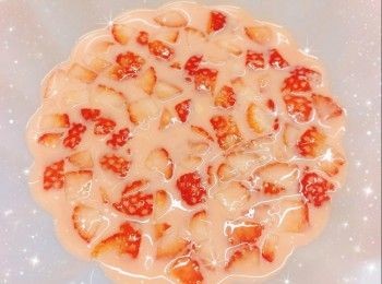 step5: 啫喱粉溶於熱水中，攪拌至完全溶解後，加入室溫水，拌勻，放涼 2. 加入鮮奶和花奶（必需待啫喱水完全放涼才可加入，可避免啫喱水與奶脂分離，否則容易造成奶塊凝固的情況），拌勻後倒入模具中（剛好覆蓋士多啤梨粒即可），放進雪櫃冷藏1小時至半凝固