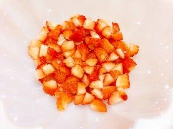 step4: 士多啤梨（24粒※去蒂280 g）洗淨，切粒，先將1／3的士多啤梨粒平均放於模具中，備用