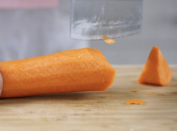 step1: 粟米切件、紅蘿蔔去皮及切件、羅漢果對切。
Cut corn into pieces, peel carrot and cut into pieces, cut luohanfrui into two pieces.