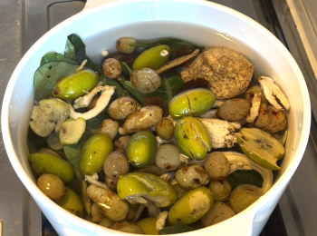 step3: 將所有材料除豬𦟌，加入鍋中，加水，中小火煮沸