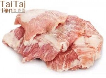 step1: 豬頸肉以<span class="group_2">醃料</span>抓勻醃漬1小時，以平底鍋乾鍋至兩面上色熟成（以烤箱烤熟亦可），取出切片，加入所有<span class="group_3">調味料</span>的辣椒粉拌勻。