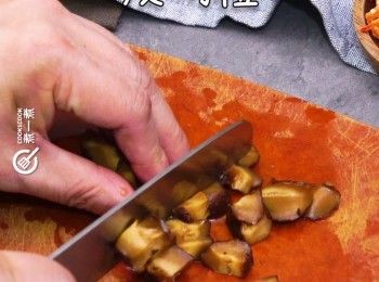 step2: 冬菇用水浸軟及切粒
Soak shiitake mushroom until tender then dice.
