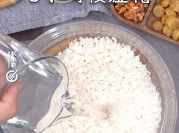 step1: 糯米用水浸3小時後瀝乾
Soak glutinous rice in water for 3 hours then drain dry.