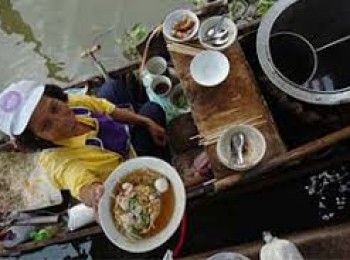 step2: 乾粿條以冷水浸泡１小時後瀝乾；咖起滾水鍋，放入粿條煮熟，撈出盛碗。