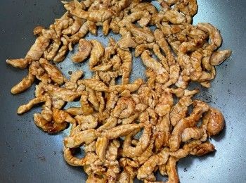 step2: 燒熱油，爆炒肉絲，倒入老抽炒熟後盛起。