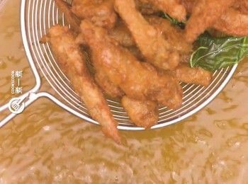 step6: 將羅勒葉與<a href="https://bit.ly/3zHU5V3" target="_blank" data-keyword="雞翼" class="guide-link"><strong>雞翼</strong></a> <span style="display:inline-block;vertical-align:middle;margin-top:-3px;color:initial;border-radius:3px;padding:2px 3px;font-size:12px;line-height:14px;background:#87d300;color:#fff;">即買</span> 尖回鍋，大火炸30秒即成
Heat oil again. Deep dry chicken wing tips with basil leaves for 30 seconds over high heat. Done.