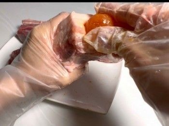 step4: 將鹹蛋黃逐粒釀入五花腩的中央。