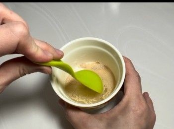 step1: 將溫水與高糖乾酵母混和，休息10分鐘。