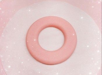 step2: <span class="group_1">朱古力底座</span>： 1. 將白朱古力用熱水坐溶（亦可用微波爐加熱1.5分鐘成朱古力醬；朱古力加熱不可超過50°，否則會變質而失去光澤） 2. 加入適量的紅色食用色素，調成粉紅色（如想呈現出大理石般的紋路，只需輕輕的切拌幾下即可，不需拌勻） 3. 然後加入唧袋，封口，唧入星球環模具中，放進雪櫃冷藏約1小時至凝固