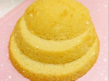 step18: 然後，分成3部份（75 g，加入唧袋※用口徑約0.8 cm的圓型花嘴＋120 g，加入唧袋※用口徑約1 cm的圓型花嘴＋45 g，加入適量的藍色食用色素，不需拌勻，只需輕輕的切拌幾下便可呈現出大理石般的紋路；加入唧袋※用口徑約1.2 cm的圓型花嘴）