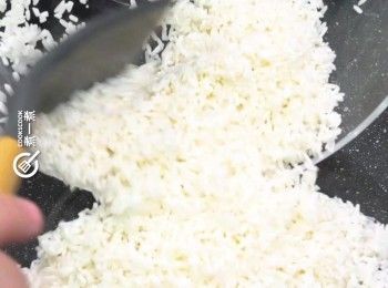 step8: 原鑊下少許油，下糯米，中細火炒勻至每顆糯米均沾上油
Add a little oil in the wok. Add glutinous rice. Stir fry over low heat to make sure all rice grains are cover with oil.