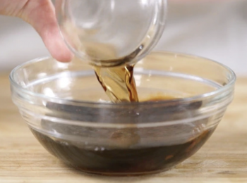 step3: 將沙茶醬、生抽、老抽、糖、紹興酒混合，攪拌均勻，成為醬汁。
Mix satay sauce, soy sauce, dark soy sauce, sugar, Shao xing wine, mix well as sauce.