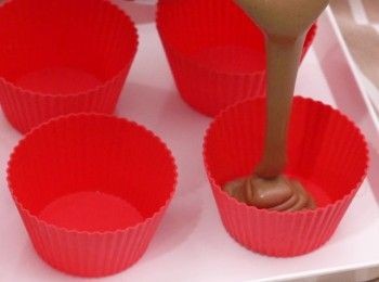 step5: 倒入模具至3成滿 
Pour the mixture into silicone mold until 30% full.