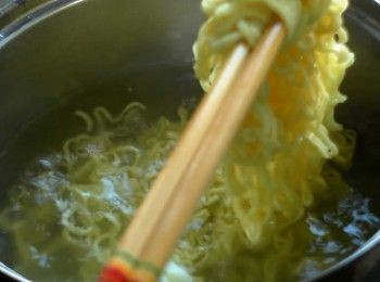 step1: 辛拉麵放入水中煮散後取出備用。