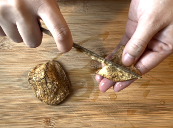 step2: 陳皮用水清洗乾淨，浸泡至軟身，保留浸泡陳皮的水，用刀刮掉囊